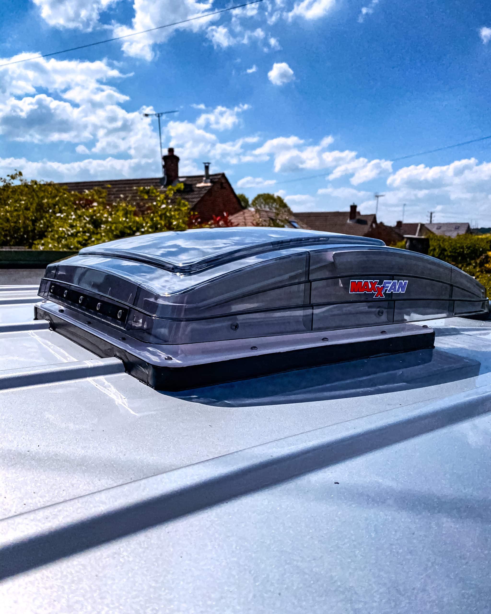Roof Hood ventilation with Raincover: MaxxFan Deluxe in smoke lid